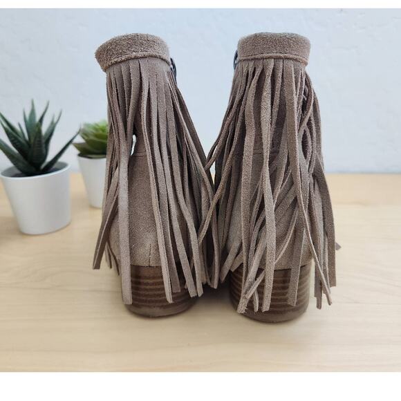 BCBG Generation Women's Size 6.5 Ankle Boots Zip Suede Tan Beige Fringe Booties - Picture 4 of 8